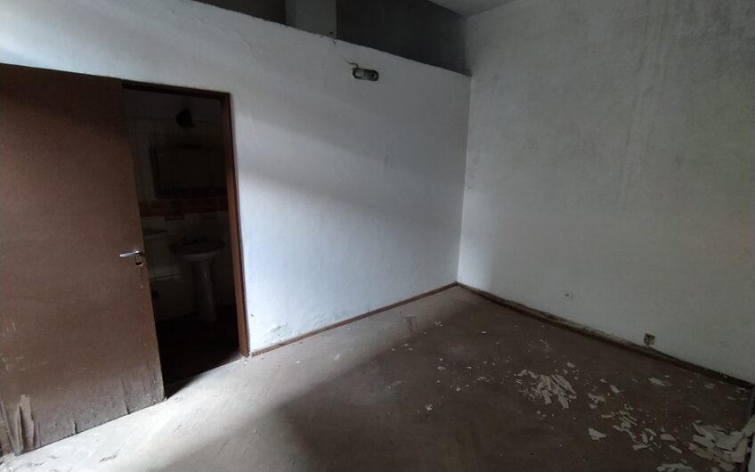 España 2820 – Casa, dos locales y departamento interno (A RECICLAR)