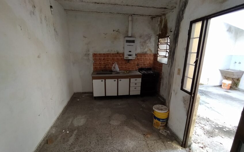 España 2820 – Casa, dos locales y departamento interno (A RECICLAR)