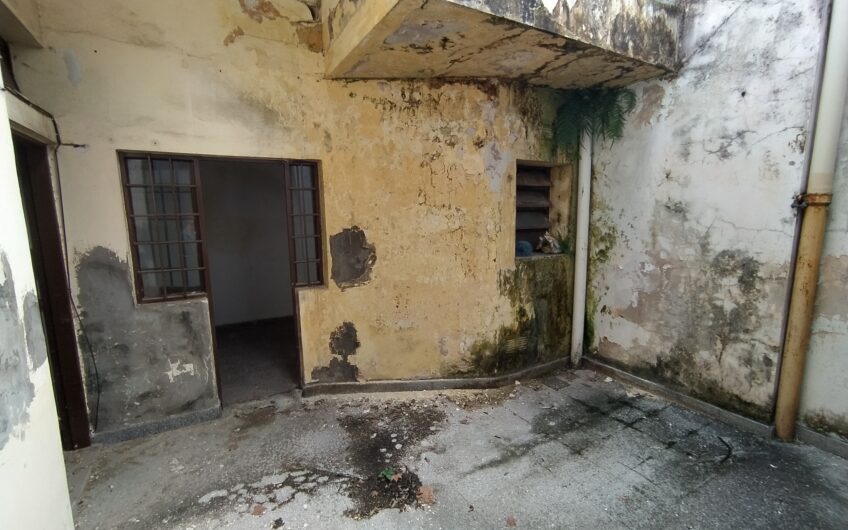 España 2820 – Casa, dos locales y departamento interno (A RECICLAR)