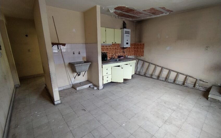 España 2820 – Casa, dos locales y departamento interno (A RECICLAR)