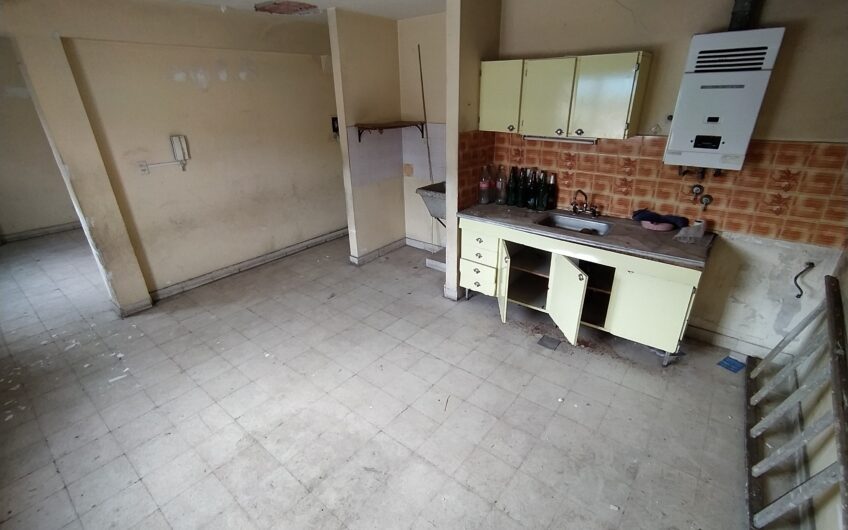 España 2820 – Casa, dos locales y departamento interno (A RECICLAR)