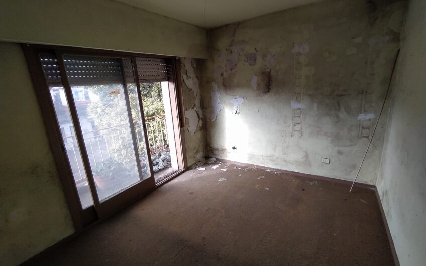 España 2820 – Casa, dos locales y departamento interno (A RECICLAR)
