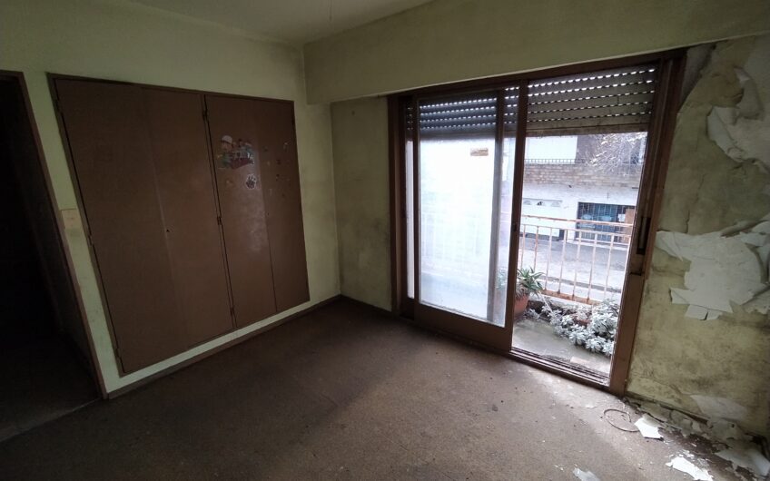 España 2820 – Casa, dos locales y departamento interno (A RECICLAR)