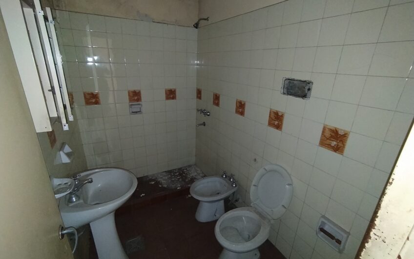 España 2820 – Casa, dos locales y departamento interno (A RECICLAR)