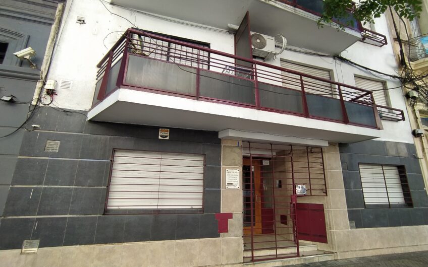 Sarmiento 1723 – Departamento un dormitorio (escalera)