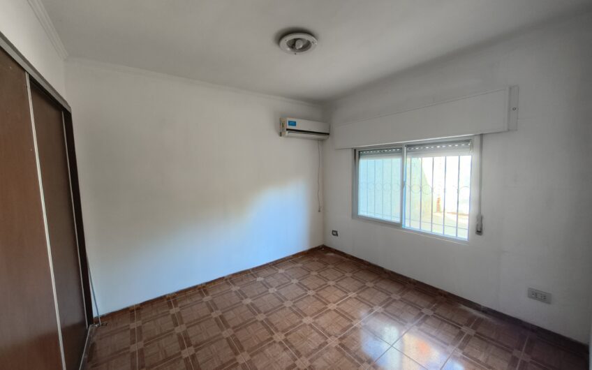 Esquel 2217 (Gdero. Baigorria) – Casa de Tres Dormitorios y Cochera