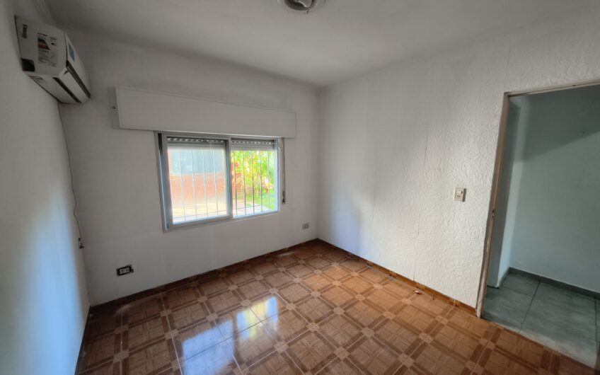 Esquel 2217 (Gdero. Baigorria) – Casa de Tres Dormitorios y Cochera