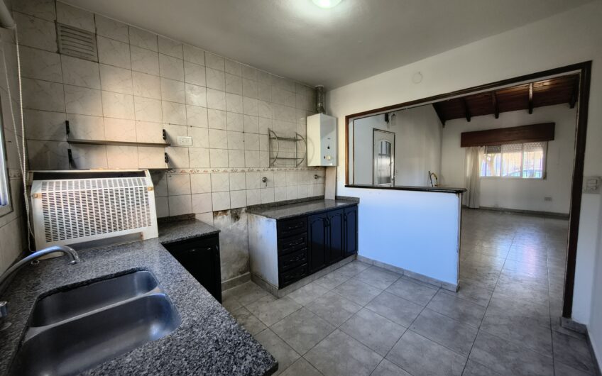 Esquel 2217 (Gdero. Baigorria) – Casa de Tres Dormitorios y Cochera