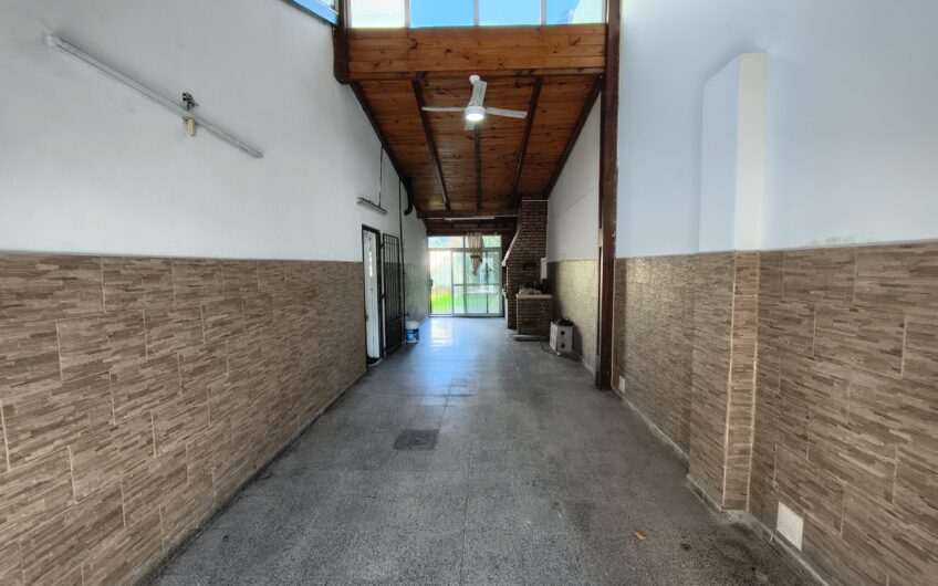 Esquel 2217 (Gdero. Baigorria) – Casa de Tres Dormitorios y Cochera