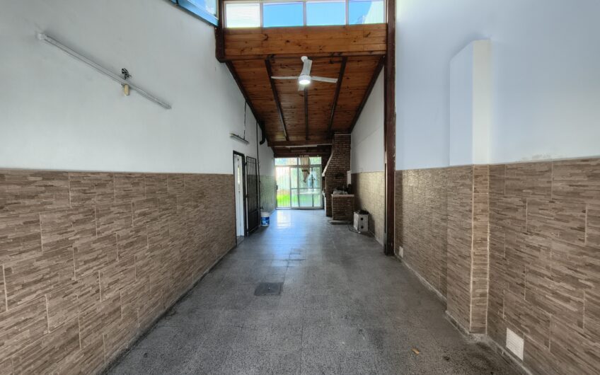 Esquel 2217 (Gdero. Baigorria) – Casa de Tres Dormitorios y Cochera