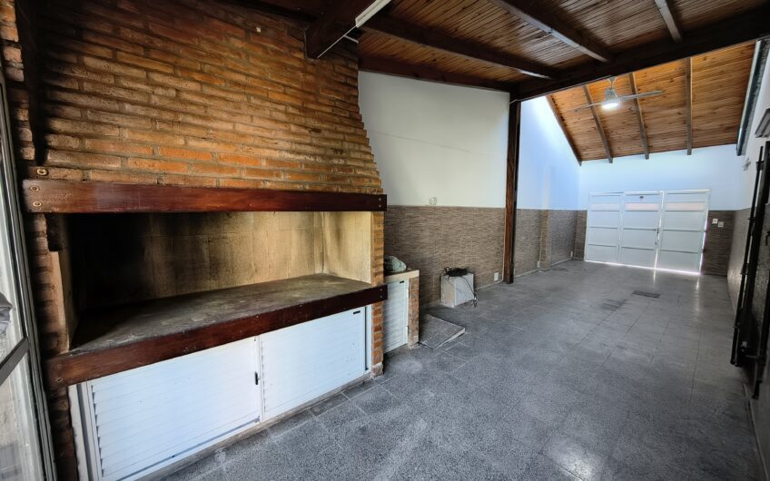 Esquel 2217 (Gdero. Baigorria) – Casa de Tres Dormitorios y Cochera