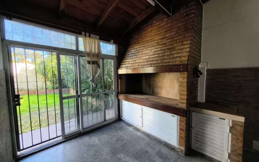 Esquel 2217 (Gdero. Baigorria) – Casa de Tres Dormitorios y Cochera