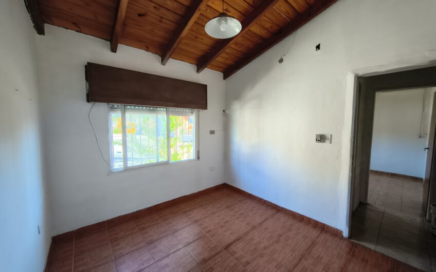 Esquel 2217 (Gdero. Baigorria) – Casa de Tres Dormitorios y Cochera