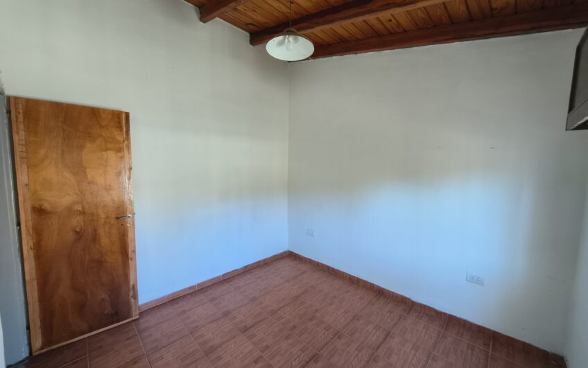 Esquel 2217 (Gdero. Baigorria) – Casa de Tres Dormitorios y Cochera