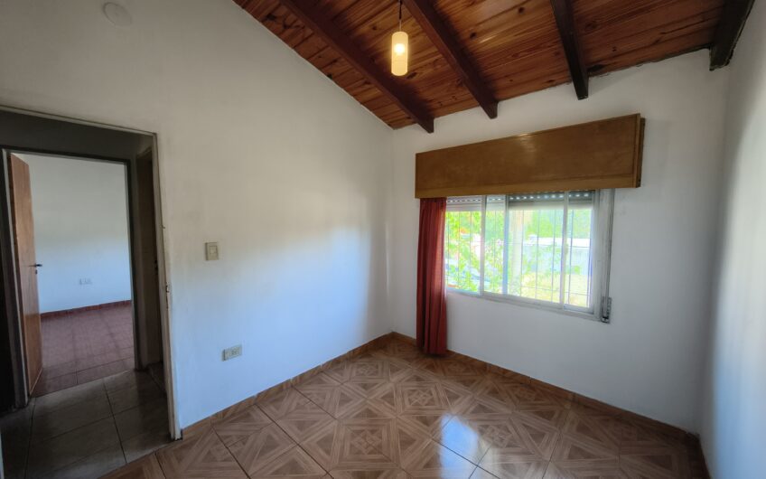 Esquel 2217 (Gdero. Baigorria) – Casa de Tres Dormitorios y Cochera