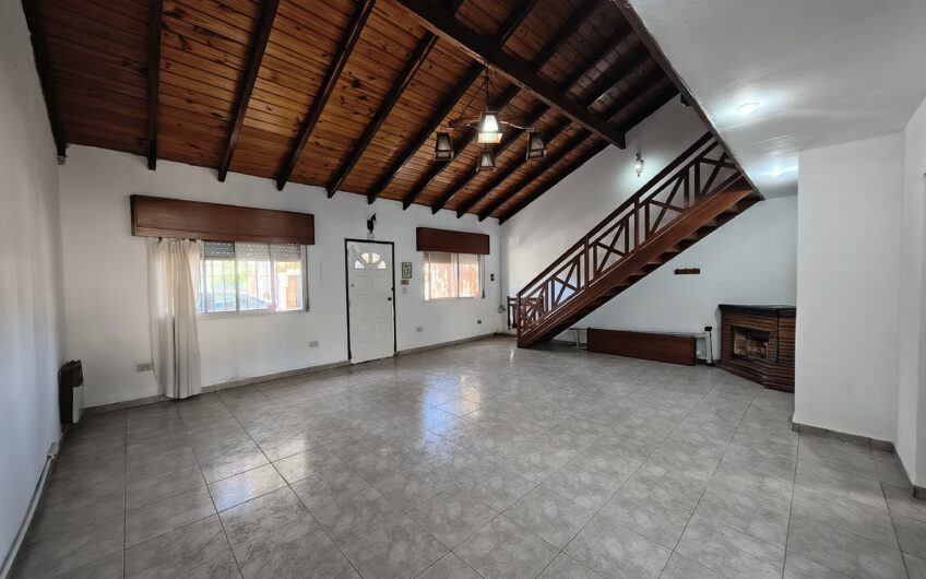 Esquel 2217 (Gdero. Baigorria) – Casa de Tres Dormitorios y Cochera