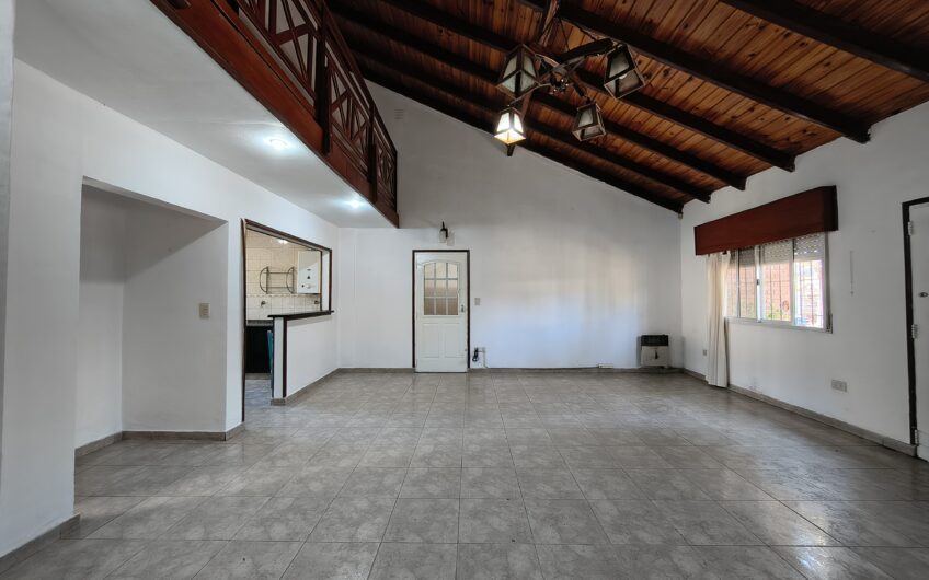 Esquel 2217 (Gdero. Baigorria) – Casa de Tres Dormitorios y Cochera
