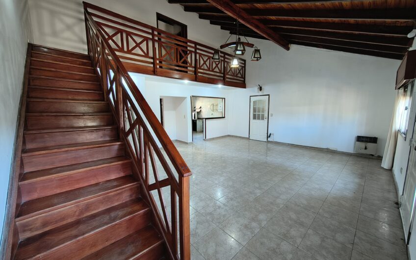 Esquel 2217 (Gdero. Baigorria) – Casa de Tres Dormitorios y Cochera