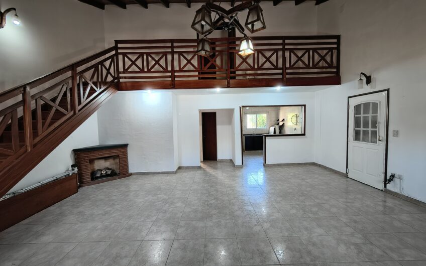 Esquel 2217 (Gdero. Baigorria) – Casa de Tres Dormitorios y Cochera