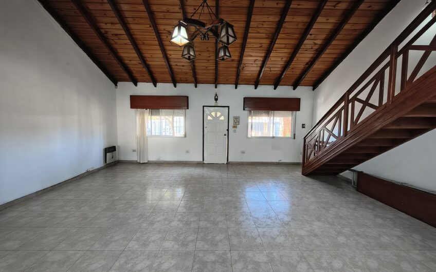 Esquel 2217 (Gdero. Baigorria) – Casa de Tres Dormitorios y Cochera