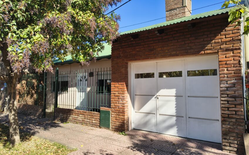 Esquel 2217 (Gdero. Baigorria) – Casa de Tres Dormitorios y Cochera