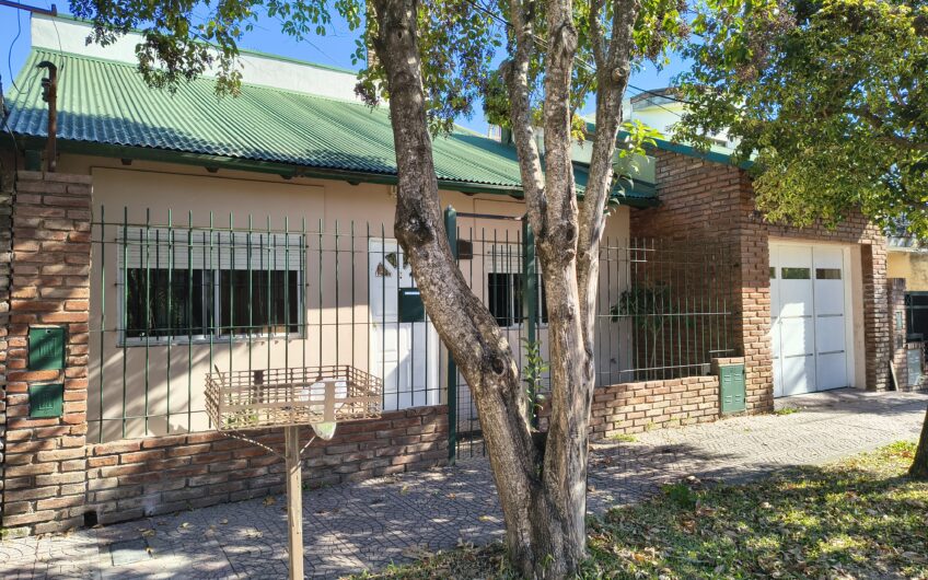 Esquel 2217 (Gdero. Baigorria) – Casa de Tres Dormitorios y Cochera